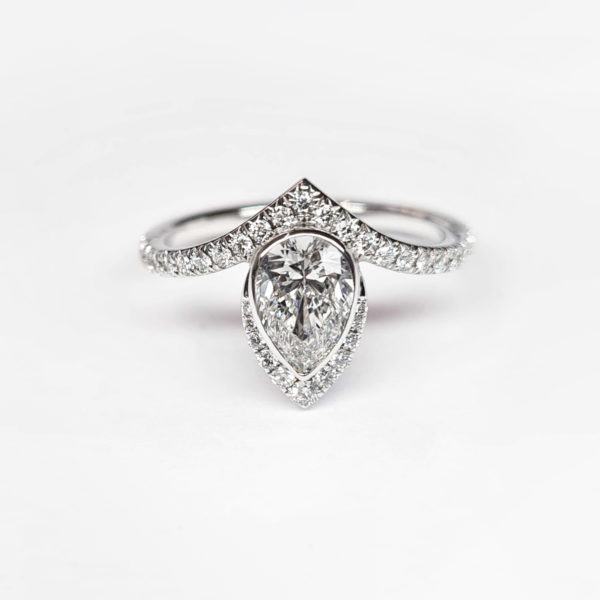 Pear diamond with tapered v-shaped pavé platinum band