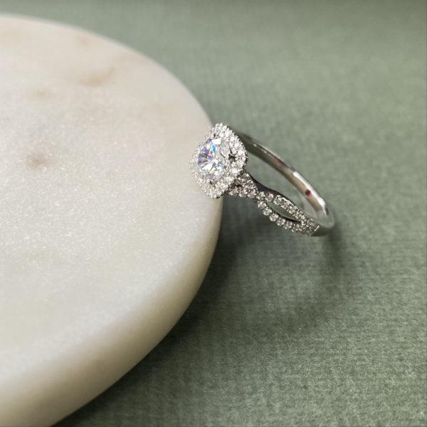 Round brilliant diamond set in platinum with fishtail pavé