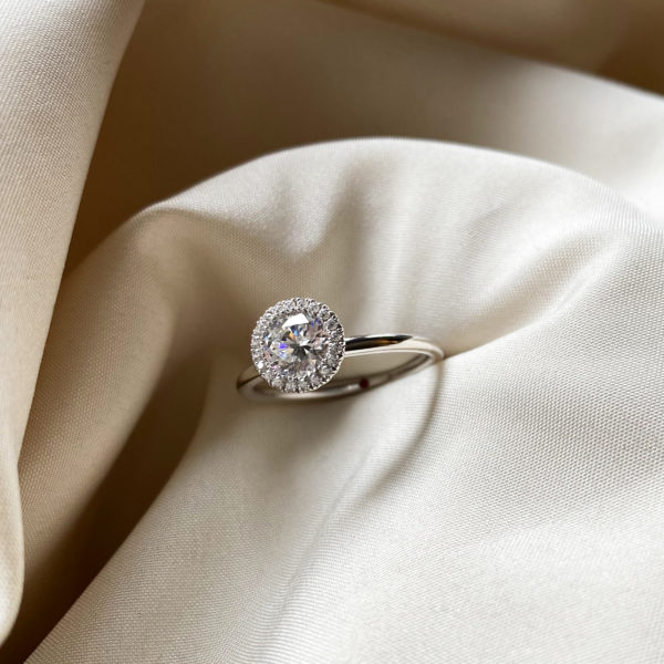 Sugar round diamond prongless ring