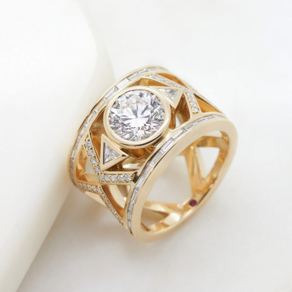 Round brilliant diamond yellow gold ring in a geometric style